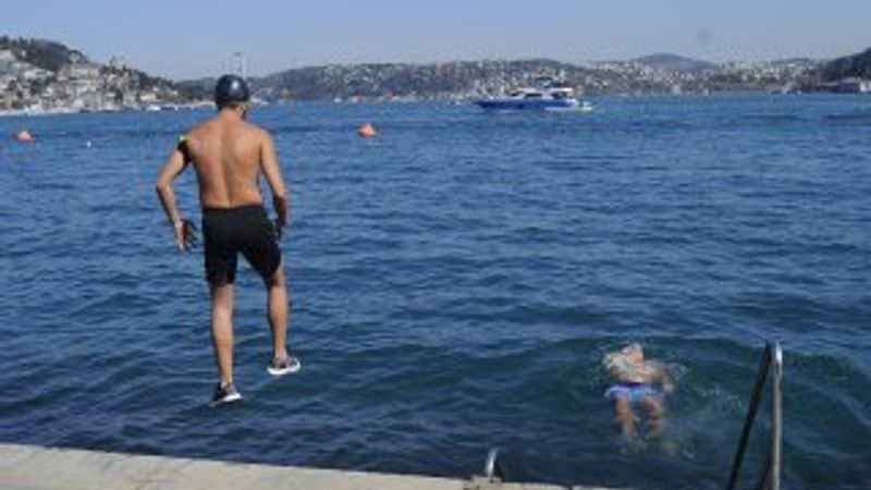 Sıcak havayı gören denize atladı