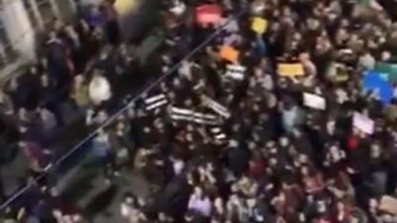 Taksim'de feministler ezanı ıslıkladı