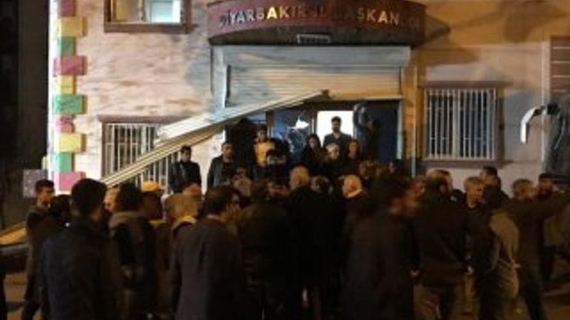 HDP'li vekiller polise saldırdı