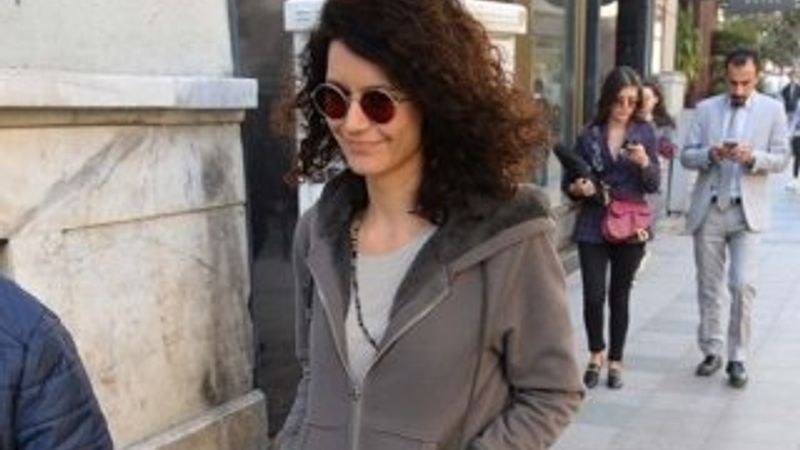 Beren Saat yüzüğünü çıkardı