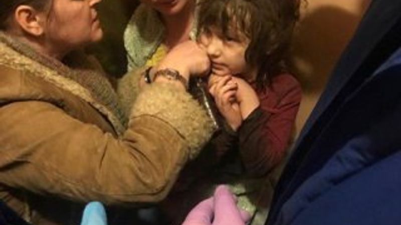 5 yaşındaki kızını apartman dairesine kilitledi