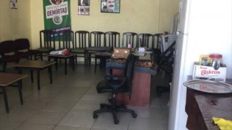 İzmir'de HDP seçim bürosuna Öcalan fotoğrafı asıldı