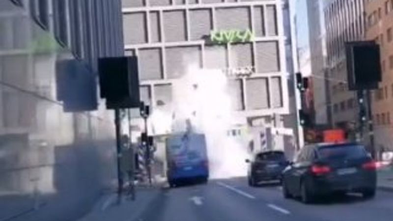 Tünele girmeye çalışan otobüs patladı