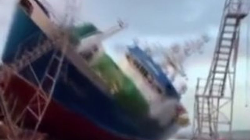 Denize indirilemeden devrilen balıkçı teknesi