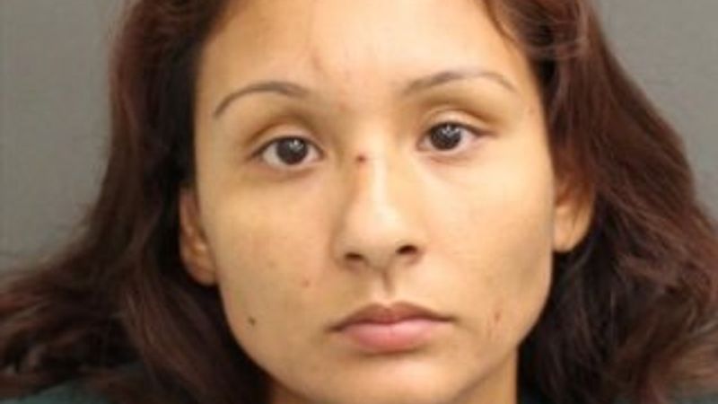 Kızını 15 defa sırtından bıçaklayarak öldürdü