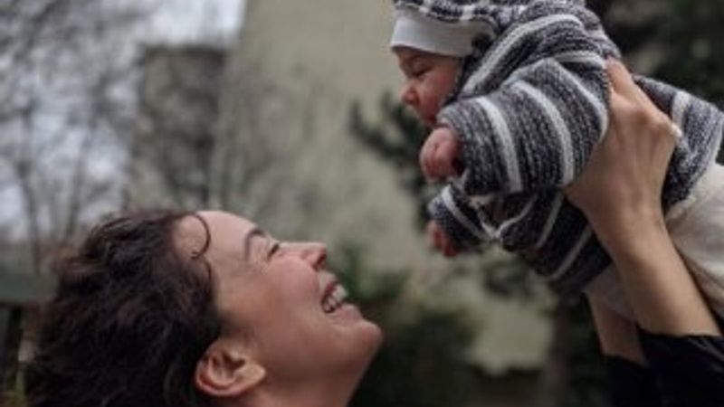 Azra Akın bebeğiyle poz verdi