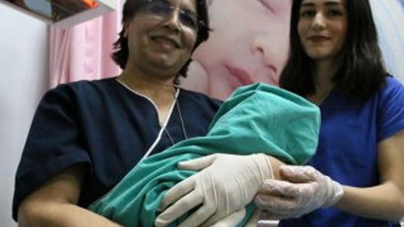 Ebesi mesai arkadaşı oldu