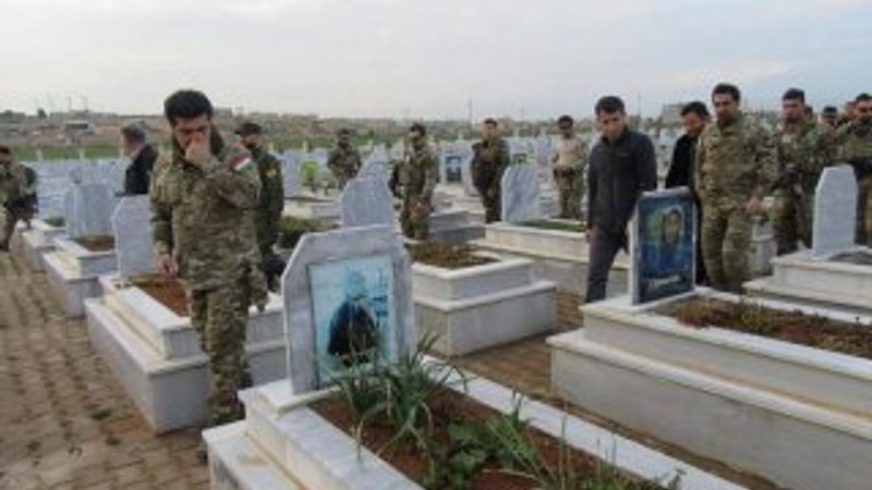 Peşmerge YPG'nin mezarını gezdi