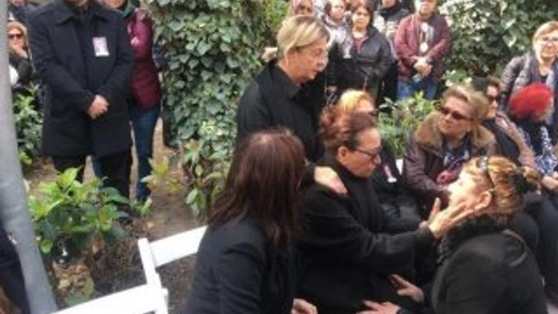 Cenazeye gelen çelenklerdeki çiçekleri kopardılar