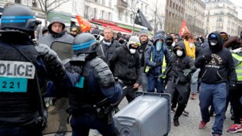 Fransa yine savaş alanına döndü