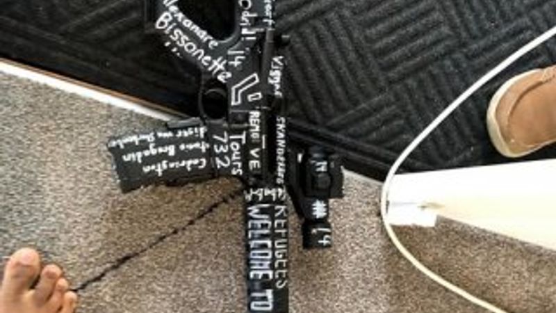 Teröristin silahındaki ifadeler ve semboller