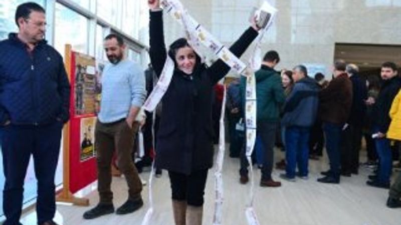 Adana'da tiyatro bileti kuyruğu