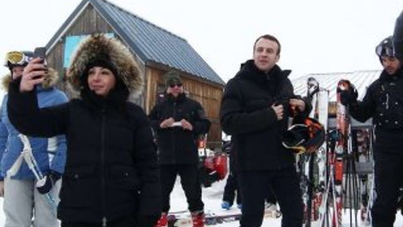 Macron çifti eylemler sırasında kayağa gitti