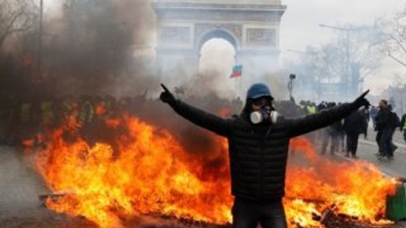 Macron, Champs Elysees Caddesi'ni eylemlere kapatıyor