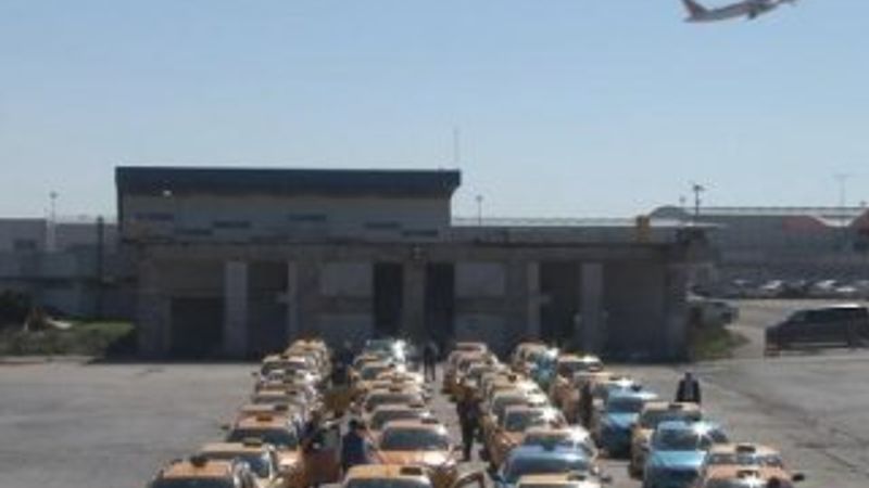 Havalimanı taksicileri mecburi olarak kravat takacak