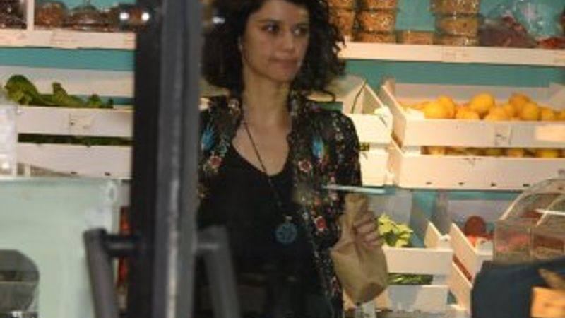 Beren Saat ellerini cebinden çıkardı