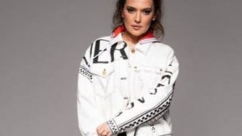 Demet Akalın’ın Versace çizmeleri