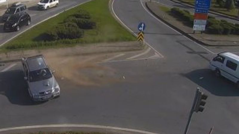 Yayaya yol veren araca arkadan vurdu