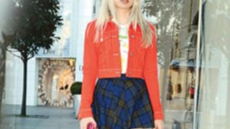 Aleyna Tilki mini eteğiyle alışverişte