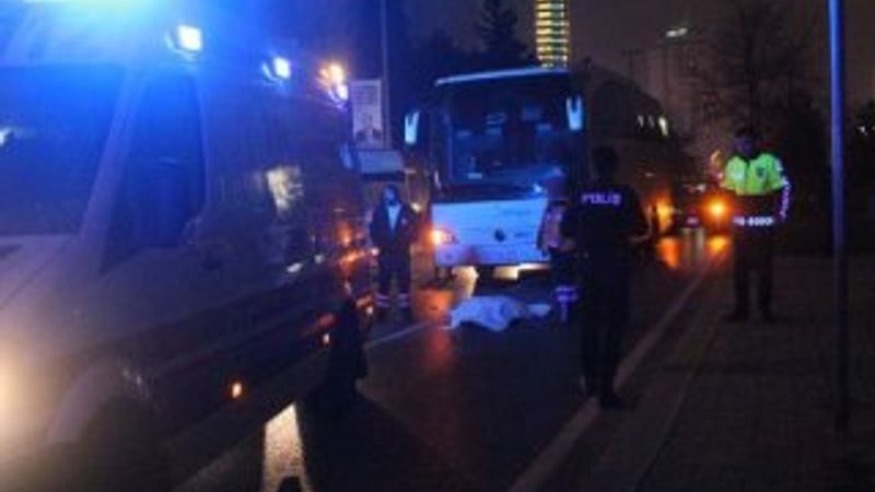 Otobüs yolun karşısına geçmeye çalışan bir kişiye çarptı
