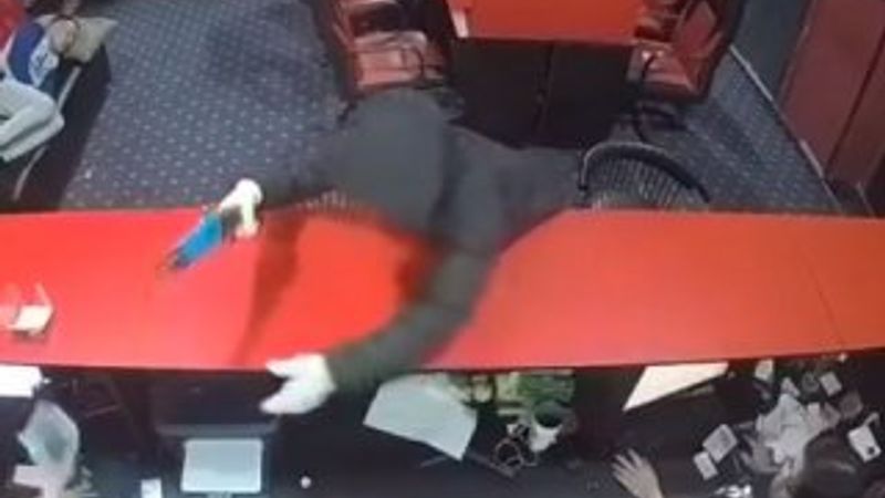 Silahlı soygun sırasında uyuyan adam