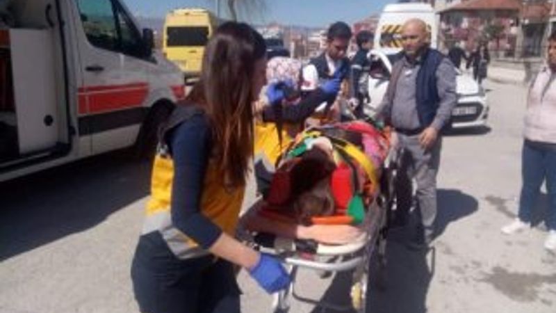 Liseli genç kız servis minibüsünden düştü