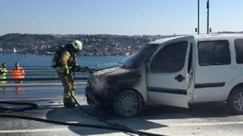 Polis aracı köprüde yandı
