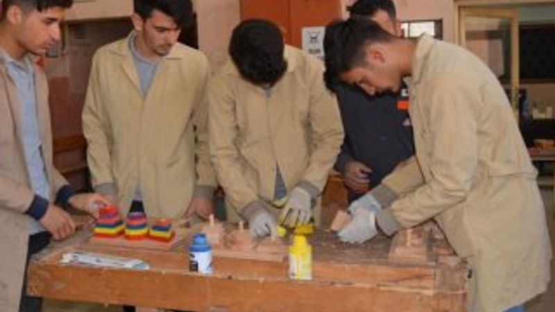 Eski okul sıralarından oyuncak yapıyorlar