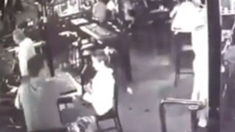 Avustralyalı turist şişeyi bardaki adamın kafasında kırdı