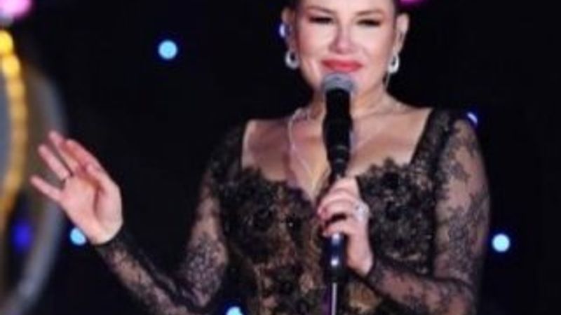 Deniz Seki'den transparan elbise