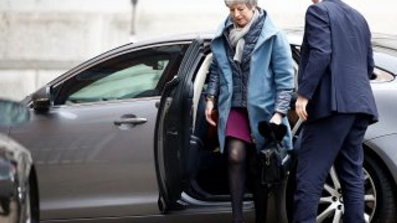 İngiltere Başbakanı'nın koltuğu sallanıyor