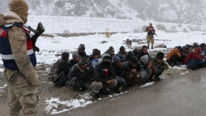 Donma tehlikesi geçiren göçmenleri Mehmetçik kurtardı