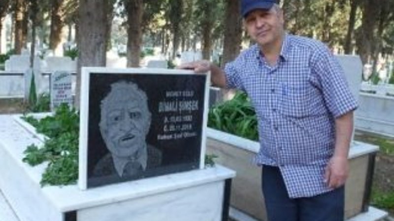 Mezar taşlarına resim yapıyor