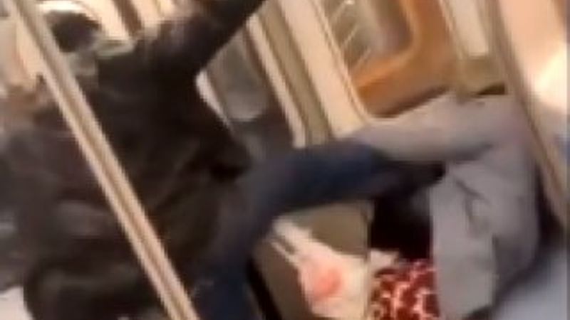 Kadının yüzüne defalarca tekme attı