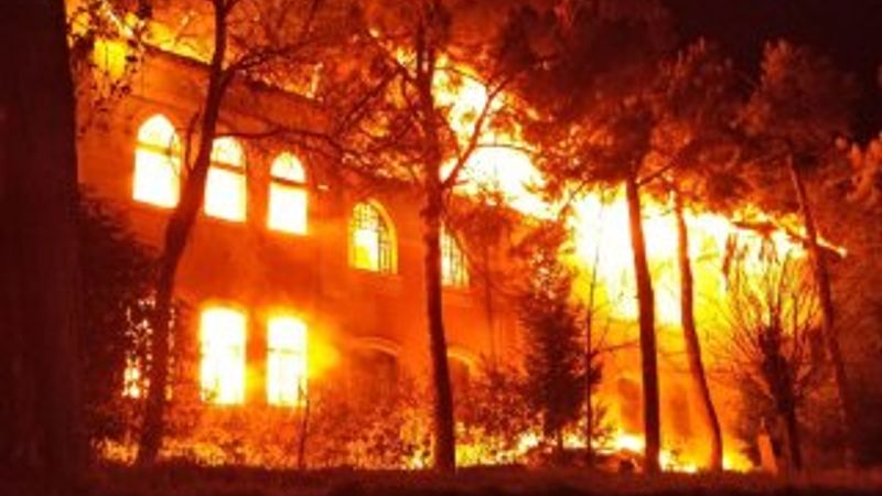 Denizli'de tarihi okul cayır cayır yandı