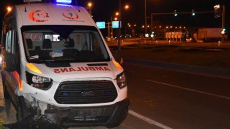 Ambulans ile otomobil çarpıştı: 5 yaralı
