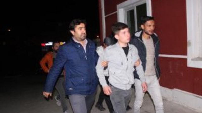 Okul önünde bıçaklanan genç kurtarılamadı