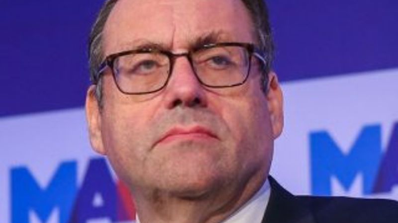 İngiltere'de 3 bakan istifasını sundu