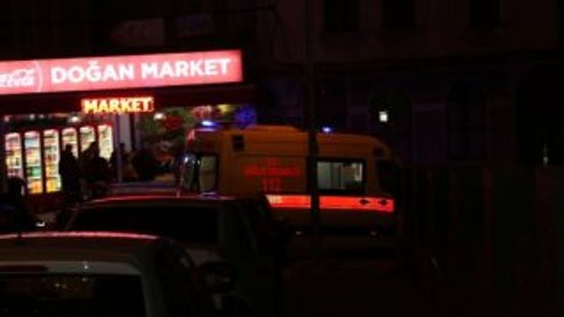 Taksim'de, duvardan düşerek ağır yaralandı
