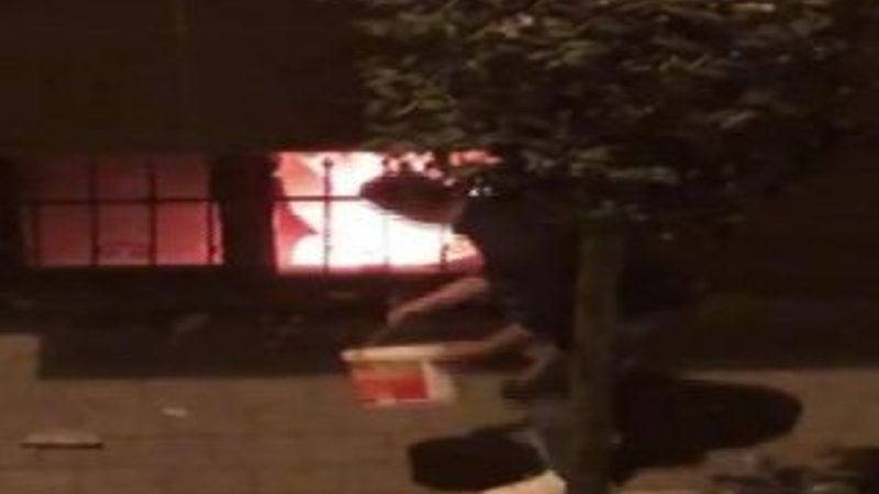 Mahalleli su kovalarıyla yangına müdahale etti