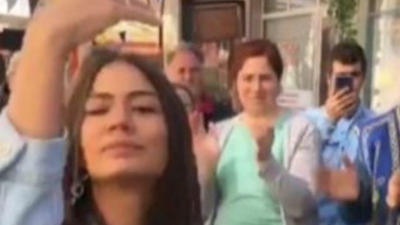 Demet Özdemir'den göbek şov