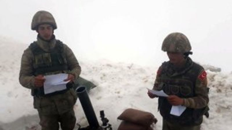 Askerlerden öğrencilerin mektubuna görüntülü cevap