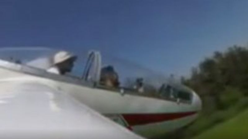 Planör, iniş yapmaya çalıştığı sırada yere çakıldı