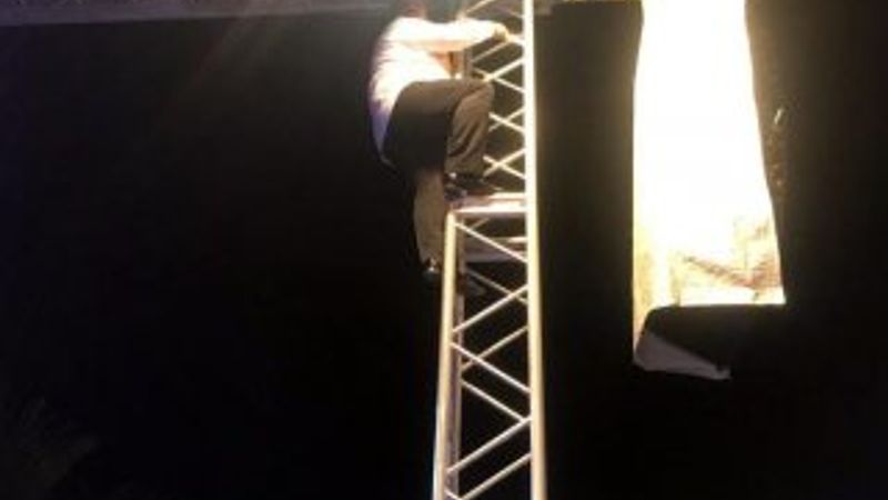 Bülent Serttaş sahne direğine tırmandı