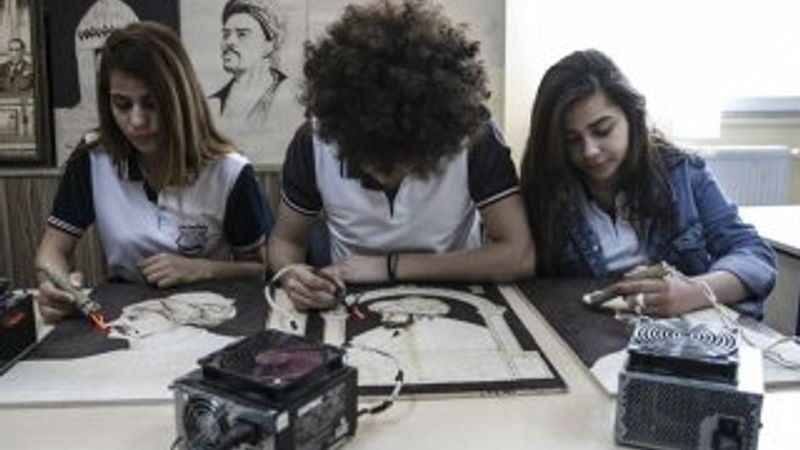 Atık tahtalardan ihtiyaç sahibi çocuklara oyuncak