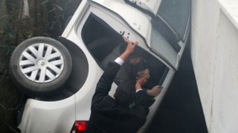 Apartmanın boşluğuna düştü, alev aldı