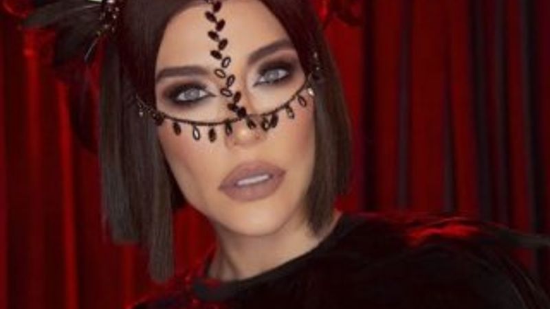 Deniz Akkaya kaslarını gösterdi