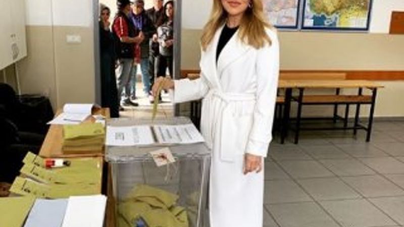 Hadise oyunu kullandı