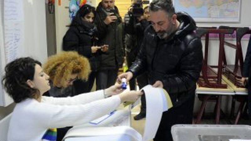 Cem Yılmaz oy kullandı