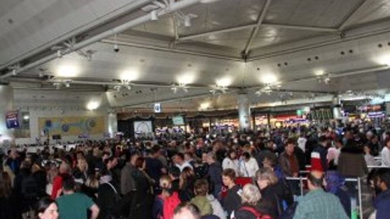 Atatürk Havalimanı seçim günü doldu taştı